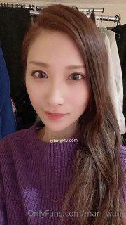 模特身材熱舞禦姐妹子，衛生間站著尿尿，特寫粉蝴蝶被卷著玩耍性愛小遊戲